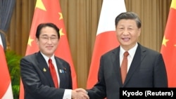 သုံးနှစ်အတွင်း ပထမဆုံးတွေ့ကြတဲ့ ဂျပန်ဝန်ကြီးချုပ် Fumio Kishida နဲ့ တရုတ်သမ္မတ Xi Jinping တို့ အေပက်ညီလာခံကျင်းပရာ ဘန်ကောက်မြို့တော်မှ မြင်ကွင်း။ (နိုဝင်ဘာ ၁၇၊ ၂၀၂၂)