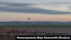 Дым от взрыва в Пшеводове был виден в польской деревне Новоселки, недалеко от границы с Украиной 15 ноября 2022 года. Изображение было опубликовано пользователями соцсетей