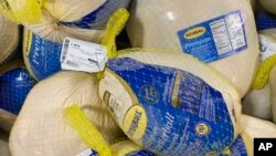 Warga Amerika bersiap merayakan Thanksgiving dengan biaya lebih mahal tahun ini, dengan kenaikan harga sebesar 20 persen untuk bahan makanan utama khas Thanksgiving seperti kalkun, kentang, labu kalengan, dan bahan pokok lainnya. (AP/Marta Lavandier)