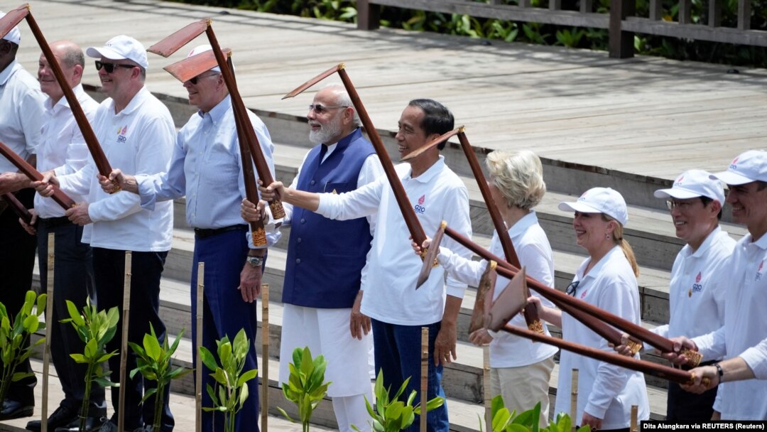 Dari kiri, Kanselir Jerman Olaf Scholz, Perdana Menteri Australia Anthony Albanese, Presiden AS Joe Biden, Perdana Menteri India Narendra Modi, Presiden Joko Widodo, Presiden Komisi Eropa Ursula von der Leyen, dan sejumlah pemimpin negara G20 saat menanam bakau di Bali. 