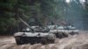 资料照片：2022年10月28日，乌克兰切尔尼希夫附近，乌克兰士兵乘坐缴获的俄罗斯坦克T-72在乌克兰-白俄罗斯边境附近举行军事训练。