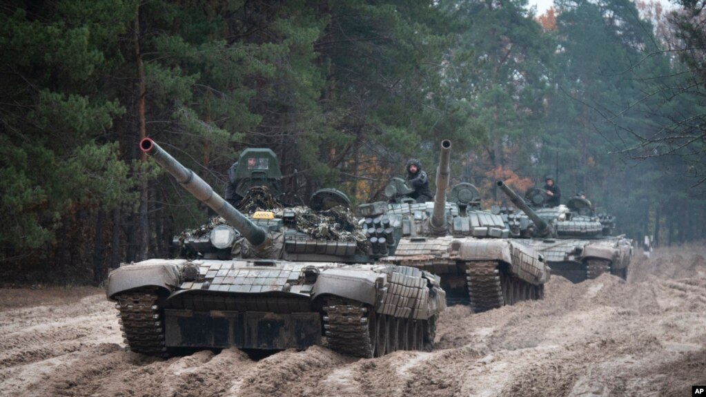 资料照片：2022年10月28日，乌克兰切尔尼希夫附近，乌克兰士兵乘坐缴获的俄罗斯坦克T-72在乌克兰-白俄罗斯边境附近举行军事训练。(photo:VOA)