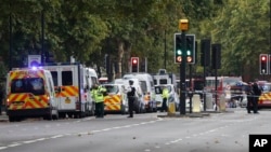 Cảnh sát và nhân viên tình huống khẩn cấp tại hiện trường vụ tông xe ở London, Anh, ngày 7 tháng 10, 2017.