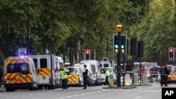 Polisi dan unit darurat Inggris di lokasi kecelakaan di tengah kota London, Sabtu, 7 Oktober 2017.