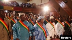 Les députés debout lors d’une séance à l’Assemblée nationale à Bamako, Mali, 19 février 2014.