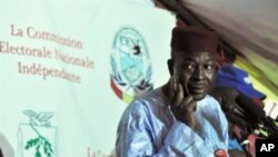 The president of the Guinean Independent Electoral Commission (CENI), Siaka Sangare, gives partial results of the second-round of the presidential election, in Conakry, 10 Nov 2010