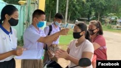 Ban Kui Yae စာသင္ေက်ာင္းမွ ကေလးငယ္မ်ား အပူခ်ိန္တိုင္းေနစဥ္ (Photo: the school's Facebook account)