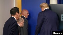 Presiden AS Donald Trump secara tiba-tiba diminta keluar dari ruang briefing Covid-19 di Gedung Putih oleh petugas Secret Service, Senin sore (10/8). 