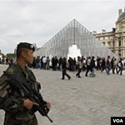 Di Perancis, tentara berjaga-jaga di depan Museum Louvre yang selalu dipadati turis asing.