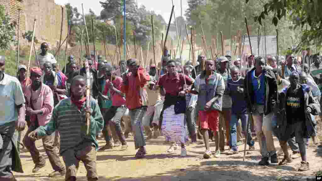 Une foule de manifestants en colère proteste après que les parents d&#39;un homme tué par la police, ont été empêchés de l&#39;enterrer conformément à ses croyances musulmanes à Buyenzi, dans la capitale Bujumbura, Burundi mercredi 10 juin 2015