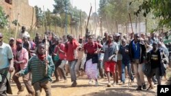 Des manifestants protestent avant d'ètre dispersés par la police é Mugongomanga, dans l'est de Bujumbura, mercredi 10 juin 2015