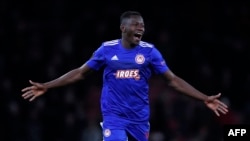 Le Guinéen de l'Olympiakos Mady Camara célèbre son but contre Arsenal, Angleterre, le 27 février 2020.