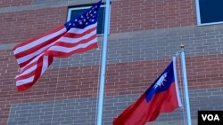 美國星條旗與台灣青天白日滿地紅旗幟在空中飄揚(美國之音鍾辰芳拍攝)