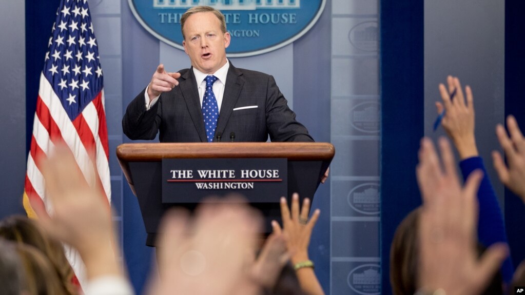 Thư ký báo chí của Nhà Trắng Sean Spicer ra thông báo liên quan đến sắc lệnh hành pháp về an ninh biên giới và tăng cường thực thi luật di trú.