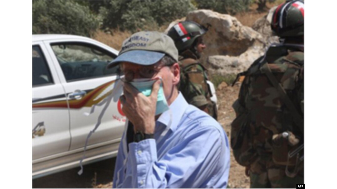Elchi Robert Ford, Suriyaning ommaviy qabr topilgan Jisr al-Shugur shahrida, 2011-yilning iyuni