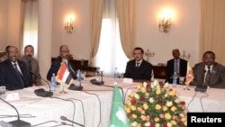 Sudan's President Omar Hassan al-Bashir (L) and Ethiopian Prime Minister Hailemariam Desalegn (R) sit with other leaders during a meeting at the National Palace in Addis Ababa on Jan. 5, 2013.