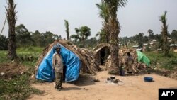 Un déplacés pygmée regarde à l'extérieur de sa maison, à Oicha, en RDC, le 16 décembre 2017.