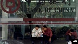 广州的中国银行门前有人读报