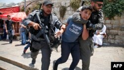 Lính Israeli bắt người Palestinian biểu tình bên ngoài lối vào khu đền Al-Aqsa sau khi áp dụng biện pháp an ninh mới