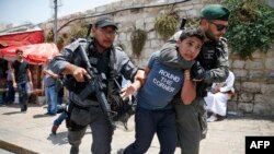 اسرائیلی سرحدی محافظوں نے مسجد اقصیٰ کے ایک مرکزی دروازے، لائنز گیٹ کے باہر ایک مظاہرے کے دوران ایک فلسطینی نوجوان کو حراست میں لے لیا۔