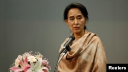 Burma's pro-democracy leader Aung San Suu Kyi delivers a speech during a meeting with a group of Burmese citizens residing in Tokyo, Japan, Apr 13, 2013.