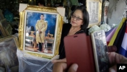 一名泰国民众收据新国王画像（2016年12月1日）