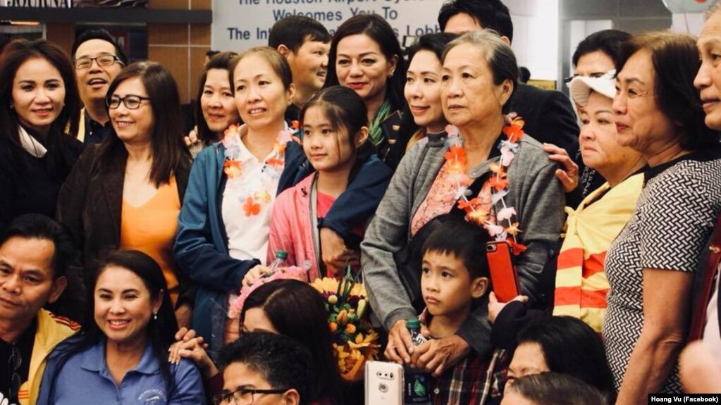 Mẹ Nấm và gia đình được chào đón tại phi trường IAH ở Houston.