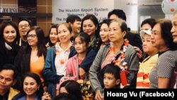 ​ທ່ານ​ນາງ ແມ່​ເຫັດ ແລະ​ຄອບ​ຄົວ ທີ່​ສະ​ໜາມ​ບິນ
