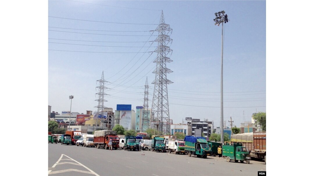 Trucks wait at a border check post between Haryana state and New Delhi. (A. Pasricha/VOA)