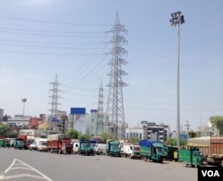 Trucks wait at a border check post between Haryana state and New Delhi. (A. Pasricha/VOA)