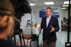 El candidato demócrata a gobernador de Alaska Mark Begich es entrevistado tras su victoria en las primarias el martes, 21 de agosto de 2018, en Anchorage, Alaska.