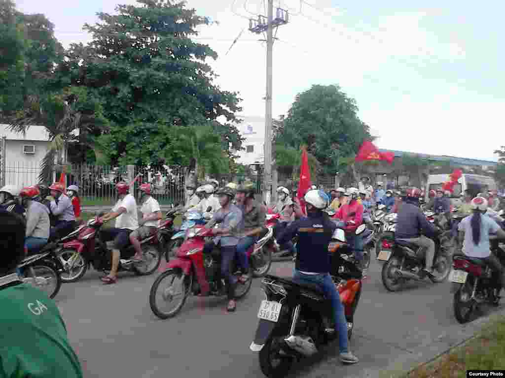 Người biểu tình tại Khu Công Nghiệp Amata, thành phố Biên Hòa, tỉnh Đồng Nai.