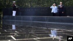 El vicepresidente de EE.UU. Mike Pence y el coronel del ejército retirado Richard Dean, vicepresidente de la Fundación Korean War Veterans, rinden honor a una bandera usada en una ceremonia conmemorativa por el retorno de restos de soldados de la Guerra de Corea. Washington, 20 de septiembre de 2018.