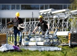 Operator jaringan telepon membangun menara selular. Sejumlah ketika kabel transmisi seluler lain telah rusak, di Nuenen, Belanda 11 April 2020. (Foto: Reuters/Piroschka van de Wouw)