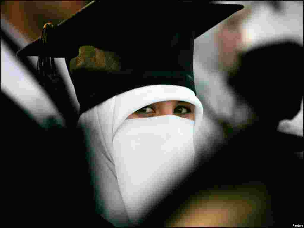 ایک فلسطینی طالبعلم نقاب پہنے گریجویشن کی ڈگری لینے آئی ہے۔