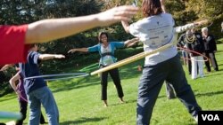 La primera dama, Michelle Obama invita a un grupo de niños "a moverse" haciendo hula hoops en los jardines de la Casa Blanca.