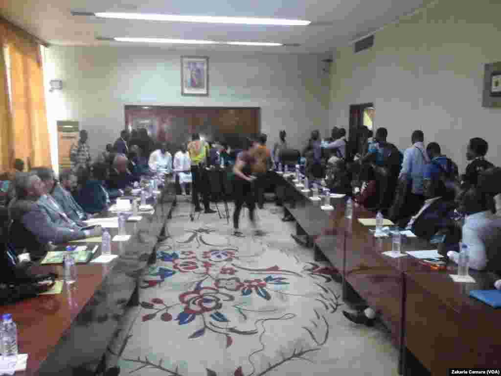 Des délégués de la majorité présidentielle et de l'opposition ont repris le dialogue à Conakry, Guinée, 22 septembre 2016. VOA/Zakaria Camara