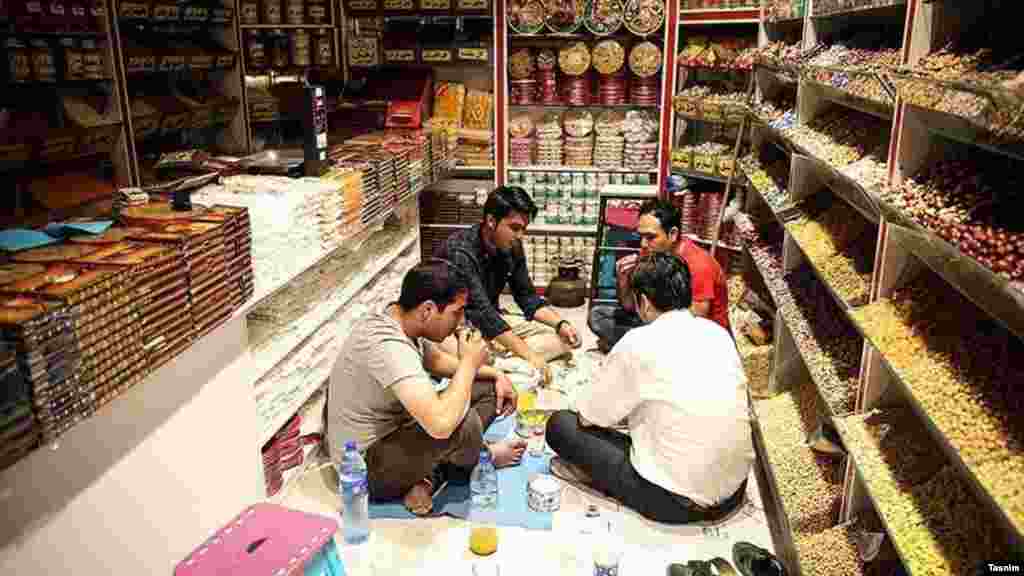 افطار کاسب ها. عکس: نیما نجف‌زاده، تسنیم