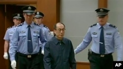2013年6月9日在北京第二中级法院，中国前铁道部部长刘志军 （从右边第二位）因腐败和滥用职权指控被提讯。（CCTV视频截图）