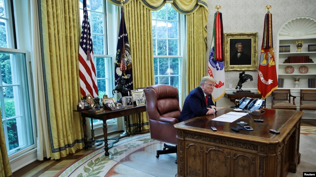El presidente Donald Trump respondiendo preguntas durante una entrevista con Reuters en la Oficina Oval de la Casa Blanca en Washington, el 29 de abril de 2020.