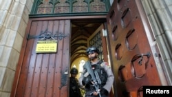 Kepolisian RI siap mengamankan perayaan Natal di Gereja Katedral, Jakarta (24/12).