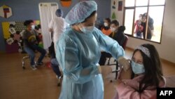 지난 7월 에콰도르 수도 키토 의료인이 10대 소녀에게 화이자 코로나 백신을 접종하고 있다. 