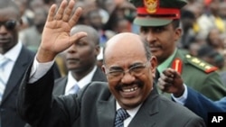 Sudanese President Omar Hassan al-Bashir waves as he arrives at the promulgation of Kenya's New Constitution at the Uhuru Park grounds in Nairobi, 27 Aug 2010