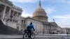 Un oficial de la Policía del Capitolio de EE. UU. en bicicleta patrulla en el frente este del edificio, el 5 de enero de 2022, en Washington, D.C.