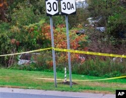 En esta foto del sábado 6 de octubre de 2018, una limusina, a la izquierda, fue a parar al bosque luego de un accidente fatal en Schoharie, N.Y. (Tom Heffernan Sr. a través de AP)