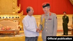 မြန်မာသမ္မတ ဦးသိန်းစိန် နဲ့ ဗြိတိသျှ ကာကွယ်ရေးဦးစီးချုပ် ဗိုလ်ချုပ်ကြီး Sir David Richard တို့ ဇွန်လ ၃ ရက်နေ့က တွေ့ဆုံစဉ် (ဓာတ်ပုံ - မြန်မာသမ္မတရုံးဝပ်ဆိုဒ်)