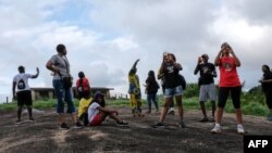 Un groupe de jeunes Nigérians prend des photos dans les collines d'Idanre lors d'un voyage touristique au Nigeria le 25 août 2018.