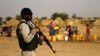 Un soldat nigérien monte la garde dans un camp de la ville de Diffa, au Niger, le 18 juin 2016.