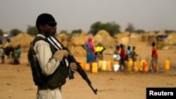 Un soldat nigérien monte la garde dans un camp de la ville de Diffa, au Niger, le 18 juin 2016.