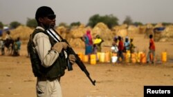 Un soldat nigérien dans un camp de la ville de Diffa lors de la visite de Mohamed Bazoum, ministre de l'Intérieur au Niger, le 18 juin 2016.